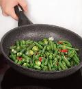 Фото приготовления рецепта: Суп со шпинатом и зелеными овощами, шаг №5