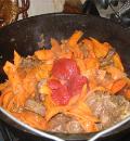 Обжариваем мясо с овощами и томатной пастой