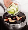Фото приготовления рецепта: Глинтвейн с яблоками и ягодами, шаг №2