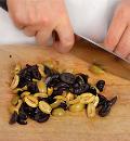 Фото приготовления рецепта: Кекс с оливками, маслинами, базиликом и пармезаном, шаг №1