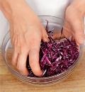 Фото приготовления рецепта: Салат из краснокочанной капусты, шаг №1