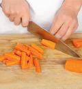 Фото приготовления рецепта: Морковь с нутом и фетой, шаг №1