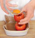 Фото приготовления рецепта: Запеченные помидоры с яйцом и песто, шаг №4