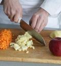 Фото приготовления рецепта: Блины с начинкой из яблок и тыквы с изюмом , шаг №1