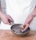 Фото приготовления рецепта: Корюшка с соусом сальбитчада, шаг №4