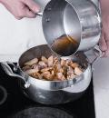 Фото приготовления рецепта: Грибы со свининой и картофелем, шаг №6