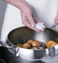 Фото приготовления рецепта: Рагу из баранины с картофелем, шаг №4