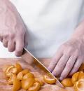 Фото приготовления рецепта: Салат из абрикосов с печеньем, шаг №2