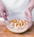Фото приготовления рецепта: Салат из абрикосов с печеньем, шаг №3
