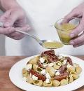 Фото приготовления рецепта: Летний салат из пасты с помидорами, шаг №6