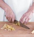 Фото приготовления рецепта: Салат из индейки со смородиновым соусом, шаг №3