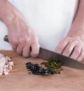 Фото приготовления рецепта: Салат из индейки со смородиновым соусом, шаг №4