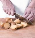Фото приготовления рецепта: Салат из картофеля с маслинами, шаг №1