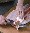Фото приготовления рецепта: Как разделать лосося, шаг №3