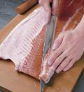 Фото приготовления рецепта: Как разделать лосося, шаг №4