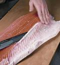 Фото приготовления рецепта: Как разделать лосося, шаг №5