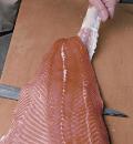 Фото приготовления рецепта: Как разделать лосося, шаг №7
