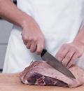 Фото приготовления рецепта: Свиная лопатка, запеченная в течение 6 часов, шаг №2