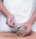 Фото приготовления рецепта: Свиная лопатка, запеченная в течение 6 часов, шаг №3