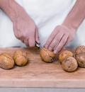 Фото приготовления рецепта: Картофель, запеченный с салом, шаг №2