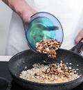 Фото приготовления рецепта: Зеленая фасоль с орехами, шаг №2