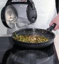 Фото приготовления рецепта: Зеленая фасоль с орехами, шаг №3