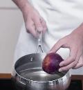Фото приготовления рецепта: Творожники с персиками , шаг №2