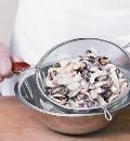 Фото приготовления рецепта: Рагу из трески и морепродуктов, шаг №1