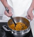 Фото приготовления рецепта: Пирог с апельсинами, шаг №3