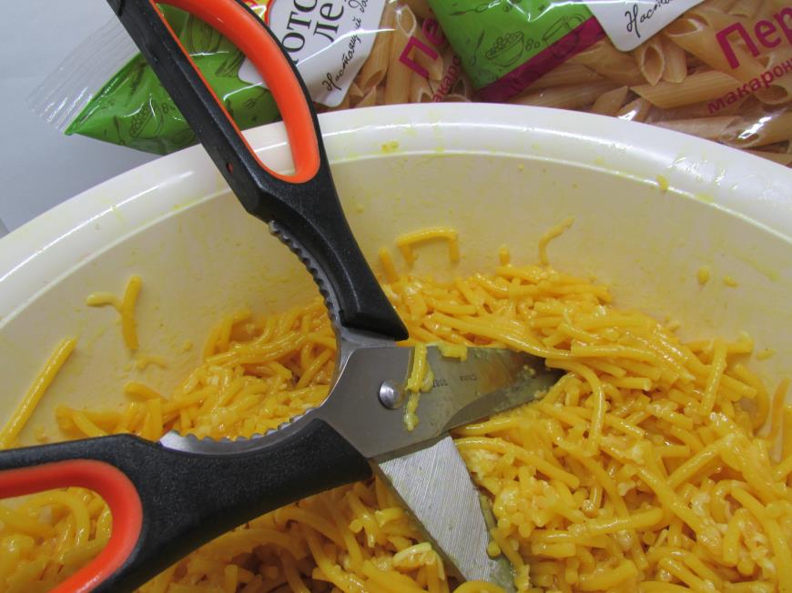 Спагетти нарезаем кухонными ножницами