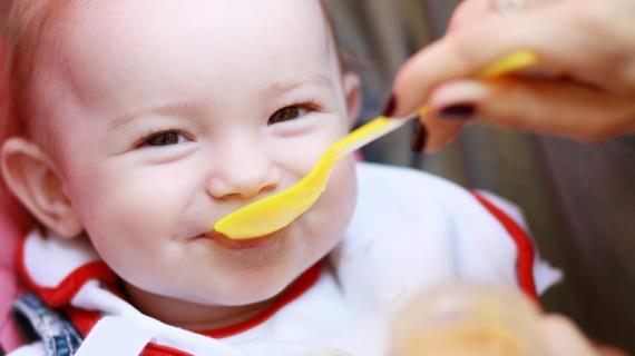Детское питание: Чем кормить ребенка с 6 месяцев до года?