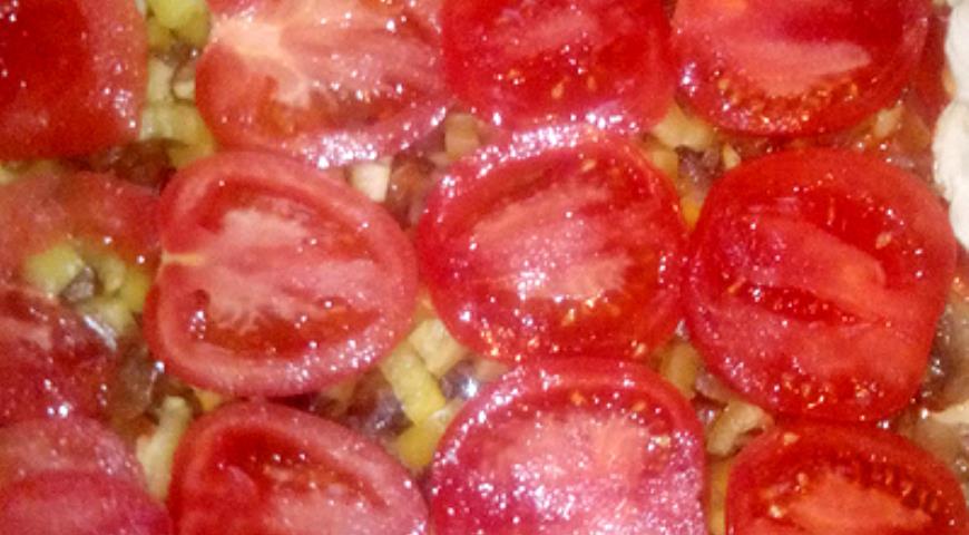 Нарезаем помидоры и выкладываем поверх перца