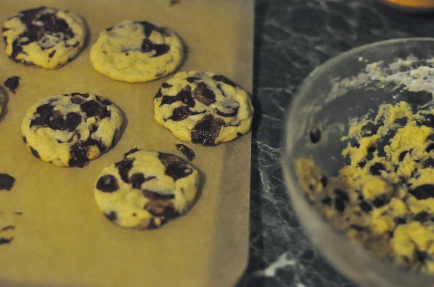 Ставим печенье с шоколадом выпекаться в духовку