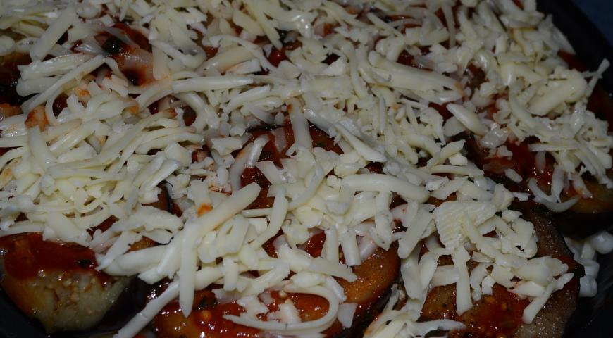 На макароны выкладываем баклажаны, оставшийся соус и сыр