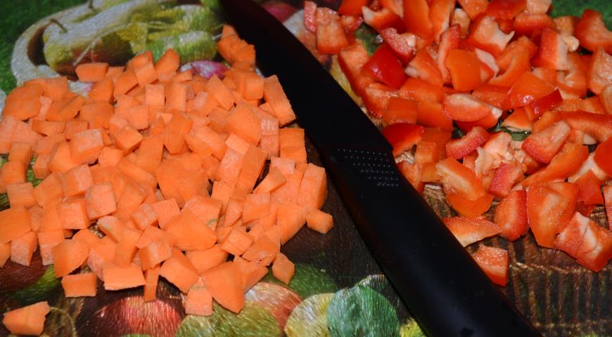 Затем нарезаем морковь