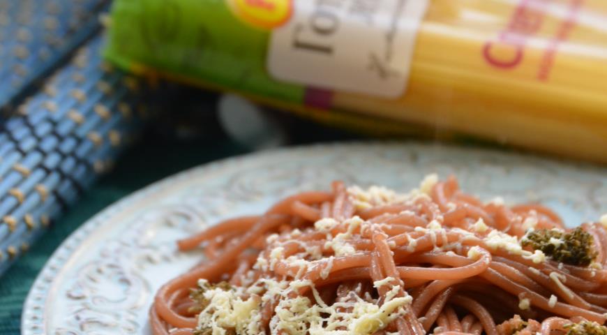 Спагетти с брокколи в красном вине готовы