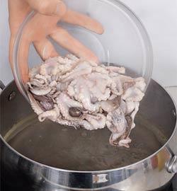Фото приготовления рецепта: Cалат из осьминогов с картофелем, шаг №2
