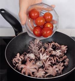 Фото приготовления рецепта: Cалат из осьминогов с картофелем, шаг №5
