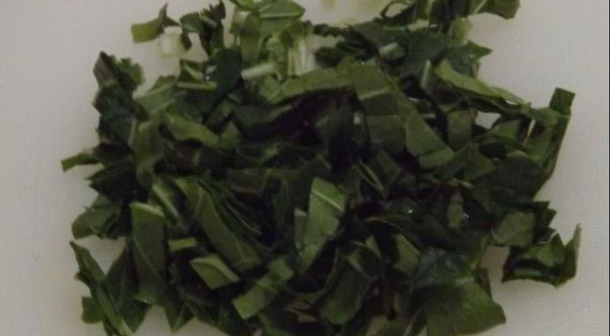 Нарезаем пикантные зеленые листики салата «Пак-чой»