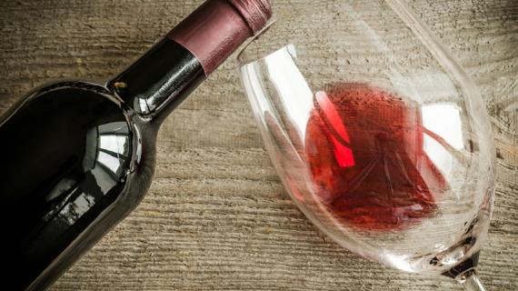 Эксперты рассказали, как выбирать вино, которым не отравишься