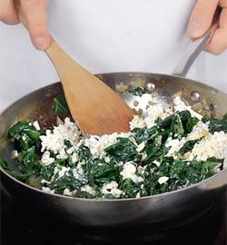 Фото приготовления рецепта: Гезлеме со шпинатом и сыром, шаг №3