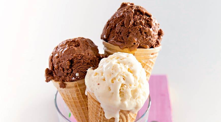 Шоколадное и ванильное сливочное мороженое 