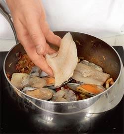 Фото приготовления рецепта: Горшочек с рыбой и морепродуктами, шаг №6