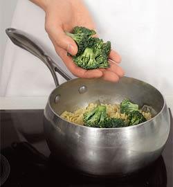 Фото приготовления рецепта: Паста с зелеными овощами и маскарпоне, шаг №2