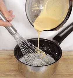 Фото приготовления рецепта: Желе из черной смородины с ванильным кремом, шаг №5