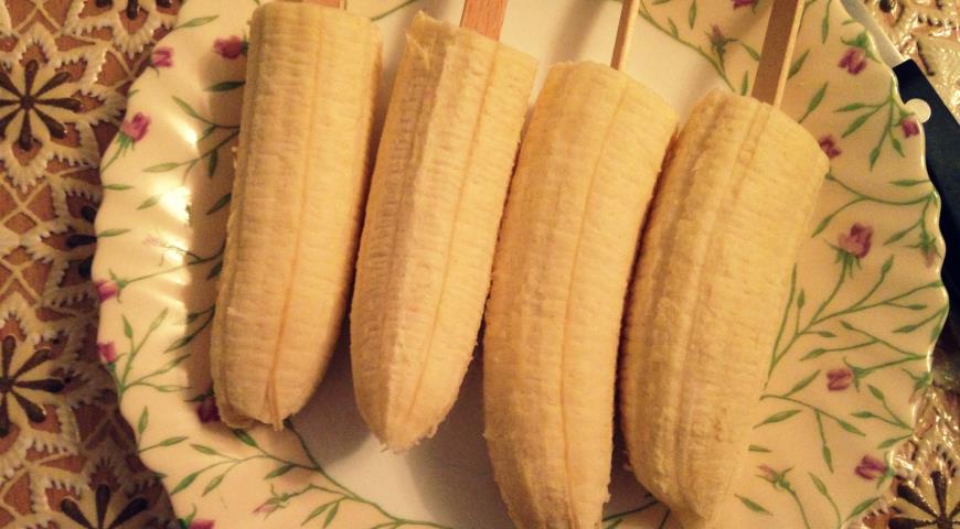 Кладем бананы на палочке в морозилку