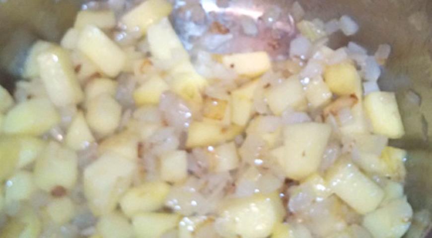 Обжариваем картофель и тыкву для супа