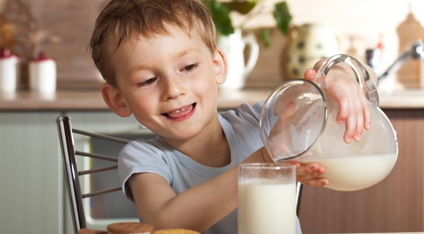 молоко детям, как приучить к молоку, молоко в детском питании