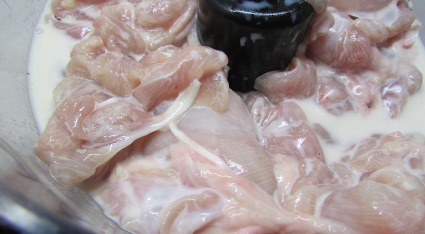 Прокручиваем охлажденное мясо через мясорубку для куриных сосисок