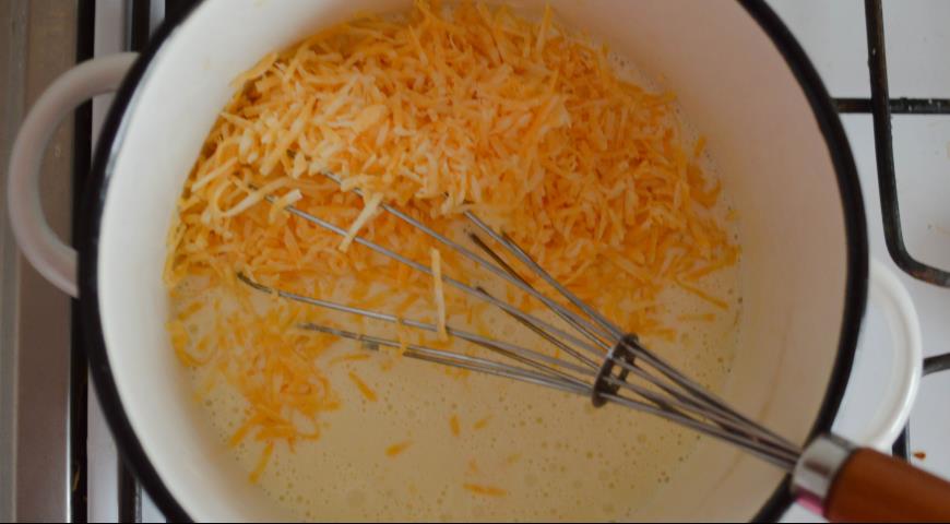 Натираем сыр и добавляем с соус